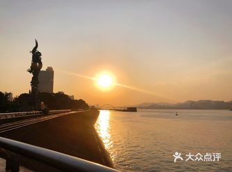 感觉挺久没有来江边走走了