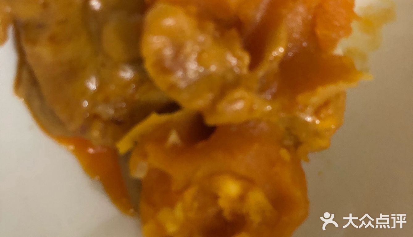 咸蛋黄豆腐，口感虽没蟹黄豆腐鲜美，但也形似。