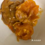 咸蛋黄豆腐，口感虽没蟹黄豆腐鲜美，但也形似。