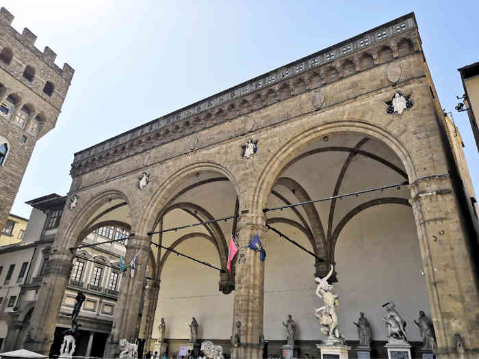 佣兵凉廊-"雕塑栩栩如生,仿佛真人被瞬间冻结一样,真.