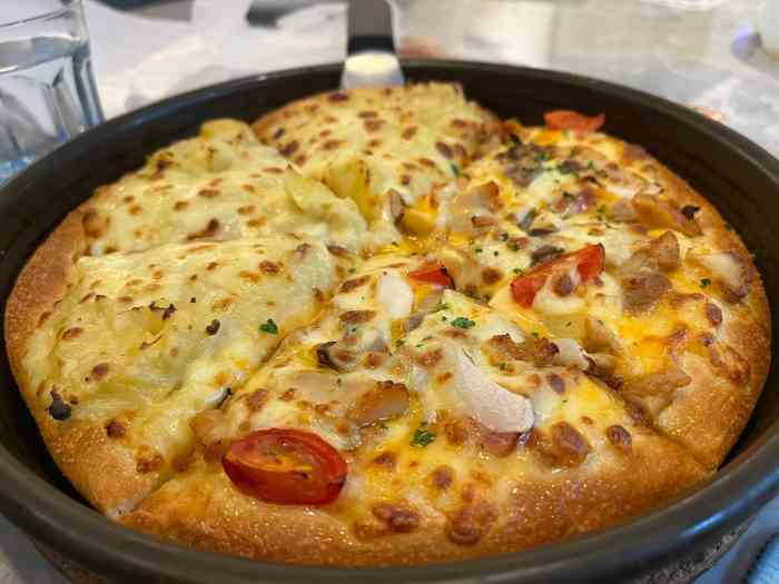 必胜客(南宁盛天地店)-"宝宝满月派对订的必胜客披萨,外卖小哥送餐.