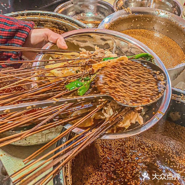 成都旅游必吃！人均25r的钵钵鸡天花板