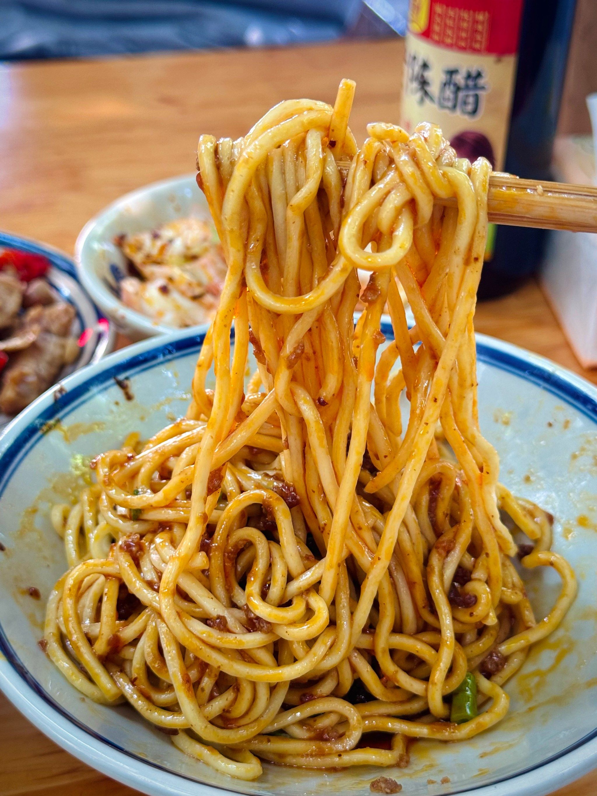 n
算是地道的成都面🍜
是成都人爱的棒棒面
牛肉面和素椒杂