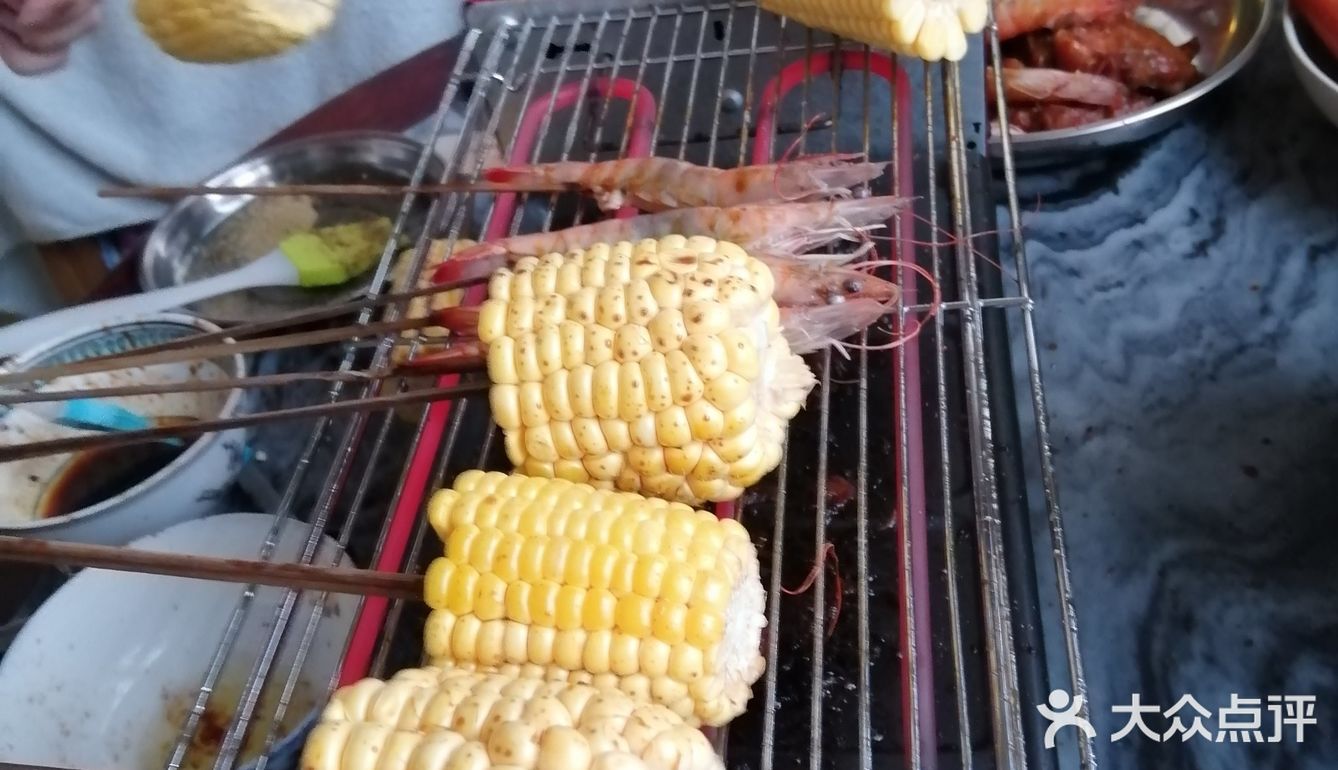沥干水，上炉烧！准备调料是蜜糖，烧烤汁，孜然粉，油
