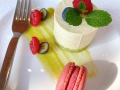 香草芝士慕斯配马卡龙-花园5號餐厅