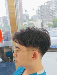 -一東造型烫发染发