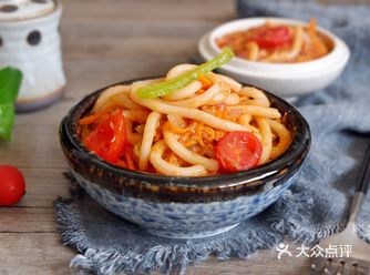 这款面非常适合减肥期间食用，乌冬面本身几乎不含脂肪、