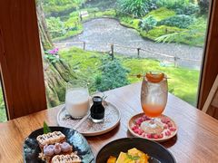 -Chom Cafe and Restaurant