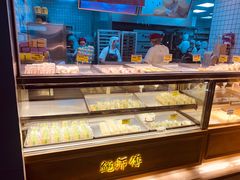 面包甜点陈列柜-鲍师傅糕点(江苏路店)