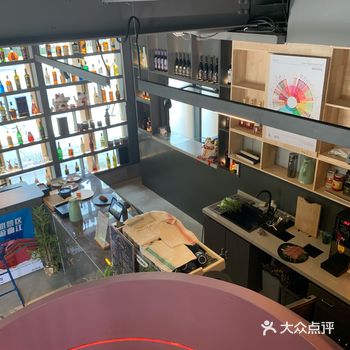 「EA」  位置优势： 大雁塔北广场东侧，曲江轻轨起