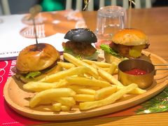 赫利奥斯汉堡拼盘-HELLO MUSAE 拾光缪斯餐厅·纯正希腊风味(苏州中心店)