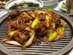 经典葱爆小羔羊肉-悦融·京鲁菜·露台花园(安定门店)