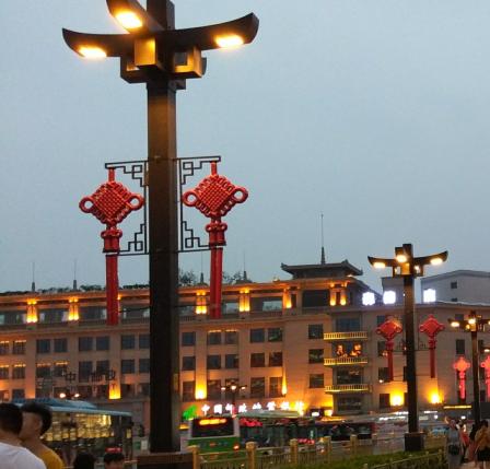 钟楼邮电大楼-"西安邮政大楼,位於西安市钟楼的邮政大楼是.