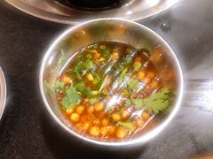 往蘸料里加汤-鸿顺老铁锅美蛙鱼府(解放碑店)