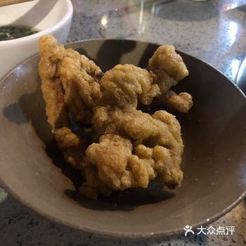 发现这家店的就餐人数稍微多一点，于是选择了他家