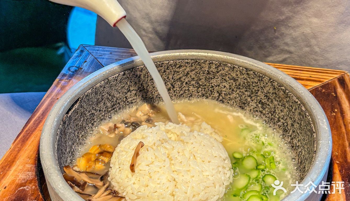 藏不住了！广州这家热腾腾的鸽汤泡饭好好吃哇 