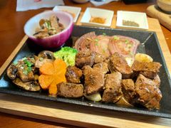 铁板黑椒雪花牛里脊配黄油煎时蔬-鳗鱼家·深夜食堂(军博店)