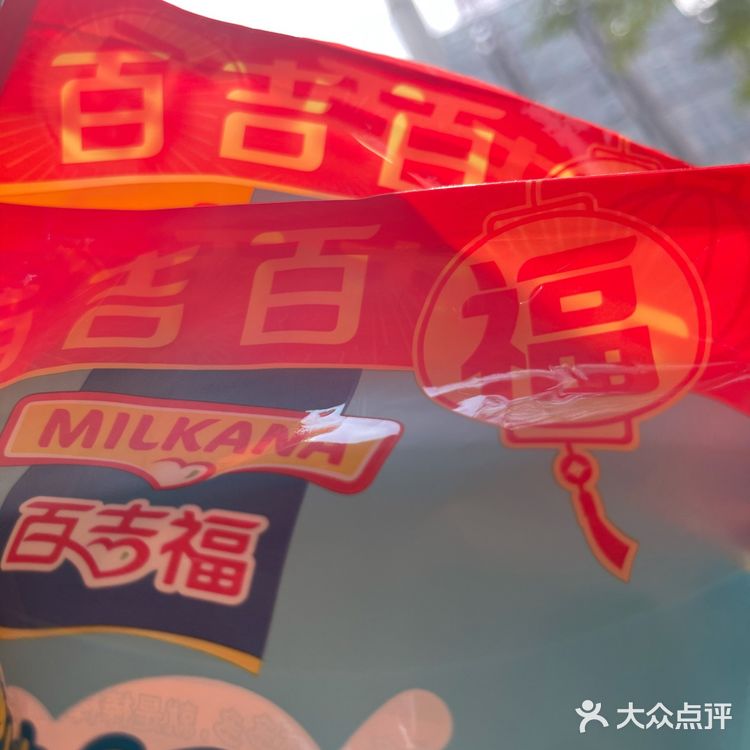 人流密集，周边有小区，各类食肆餐饮