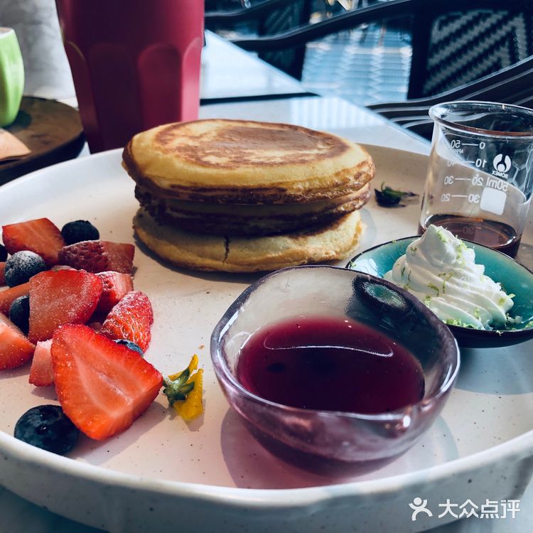 店铺环境很好，尤其是连接广场的玻璃房部分，光线充足