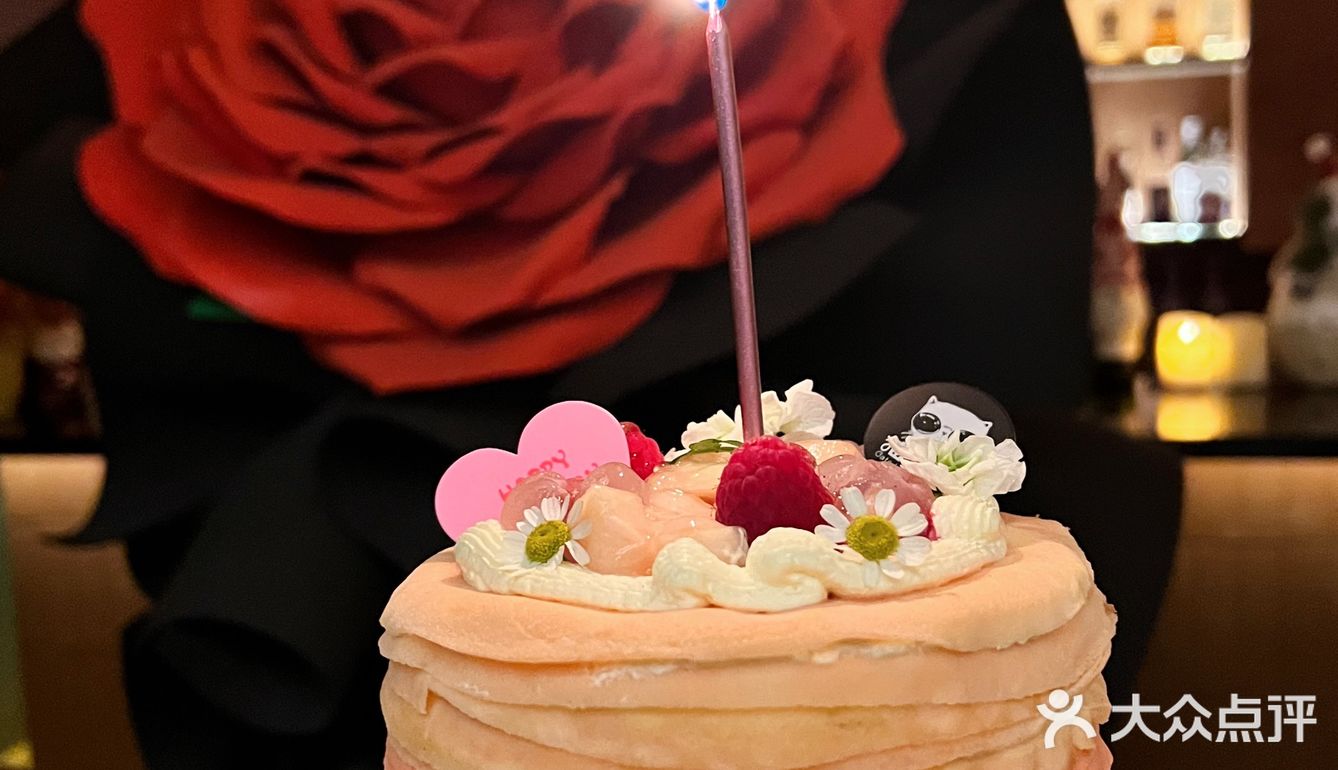 在广州吃到七夕漂亮蛋糕！🎂是水蜜桃味的🍑