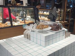 面包甜点陈列柜-Dough&Joe团憩(瑞虹天地月亮湾店)