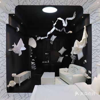 打开【榛果民宿】或【美团】APP