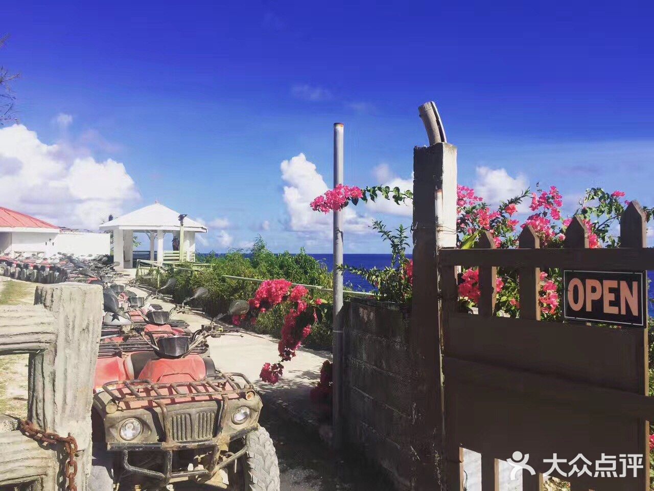 天晴时阳光下海水碧绿,非常美。岛上有专供浮潜的地方