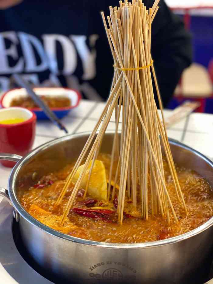 青红串说麻辣烫(东郊店)-"服务员得喊半天 最后买单的时候那个收银员.