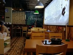 大堂-陆记牛庄·碳锅龙虾烧烤(爱上花园店)