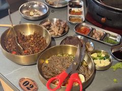 -围炉肉舍•炭烤活鳗•丹东海鲜烤肉(步行街店)