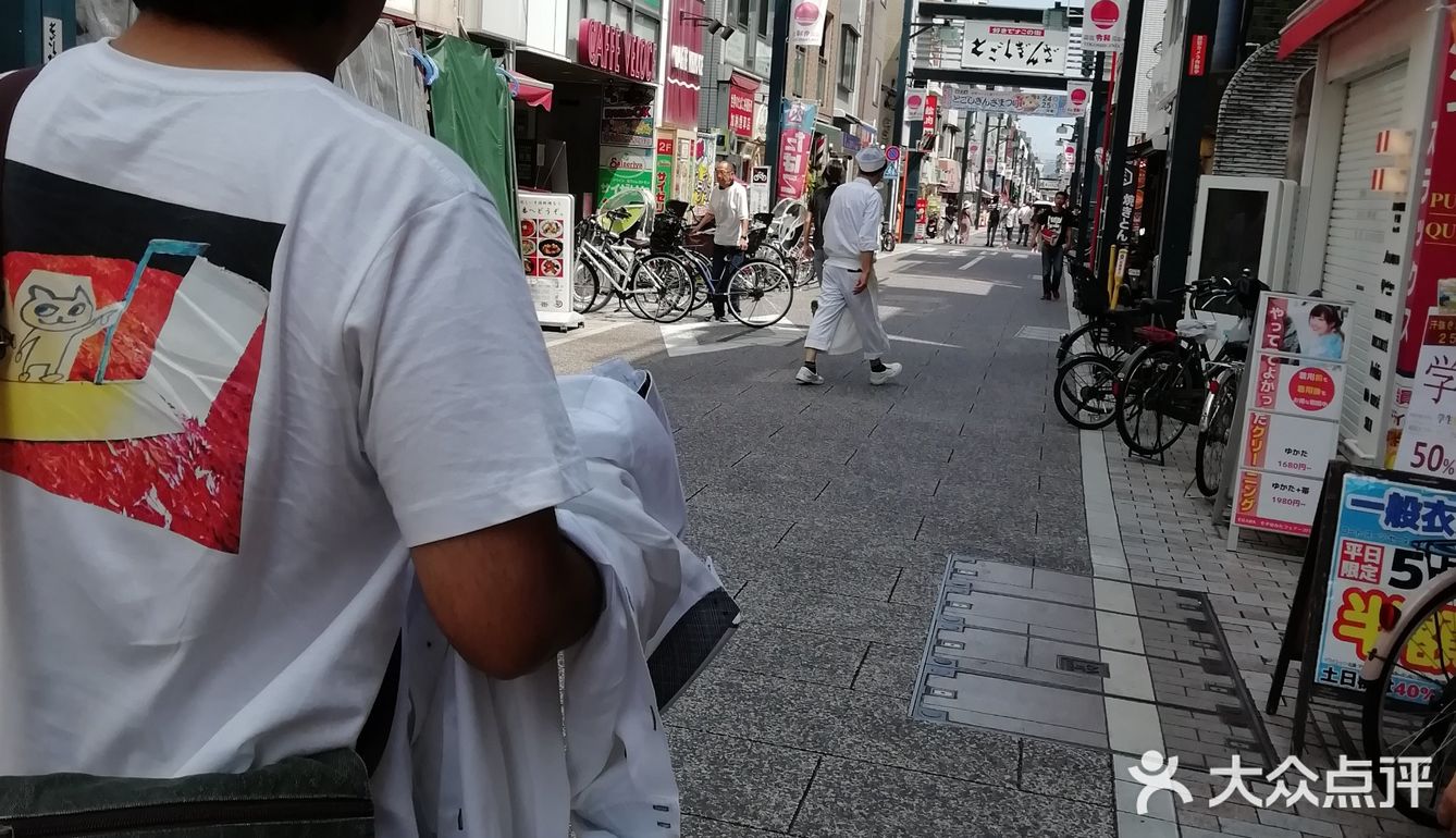 里面的二手衣服或用品大多跟新的没什么差别