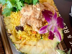 PINEAPPLE&nbsp;FRIED&nbsp;RICE&nbsp;WITH&nbsp;YELLOW&nbsp;CURRY-Chom Cafe and Restaurant
