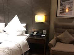 -武汉光谷广场杨家湾地铁站怡程酒店