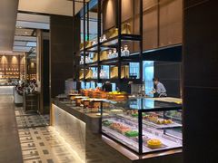 面包甜点陈列柜-康莱德酒店·美庭自助餐厅