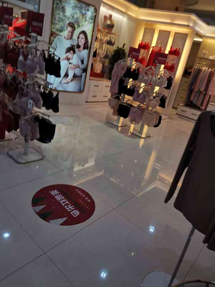 品牌门店内的内衣产品还是蛮多的『爱慕』 『评价』:店内的内衣摆放