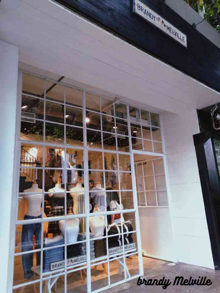 brandy melville-"bm上海唯一一家实体店店面有两层,第一.