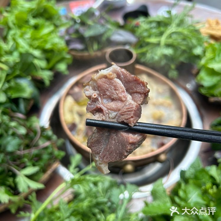 不愧是散养的跑山鸡味道就是好吃，鸡肉还是被烟熏过的