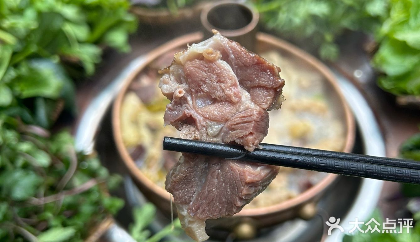 不愧是散养的跑山鸡味道就是好吃，鸡肉还是被烟熏过的