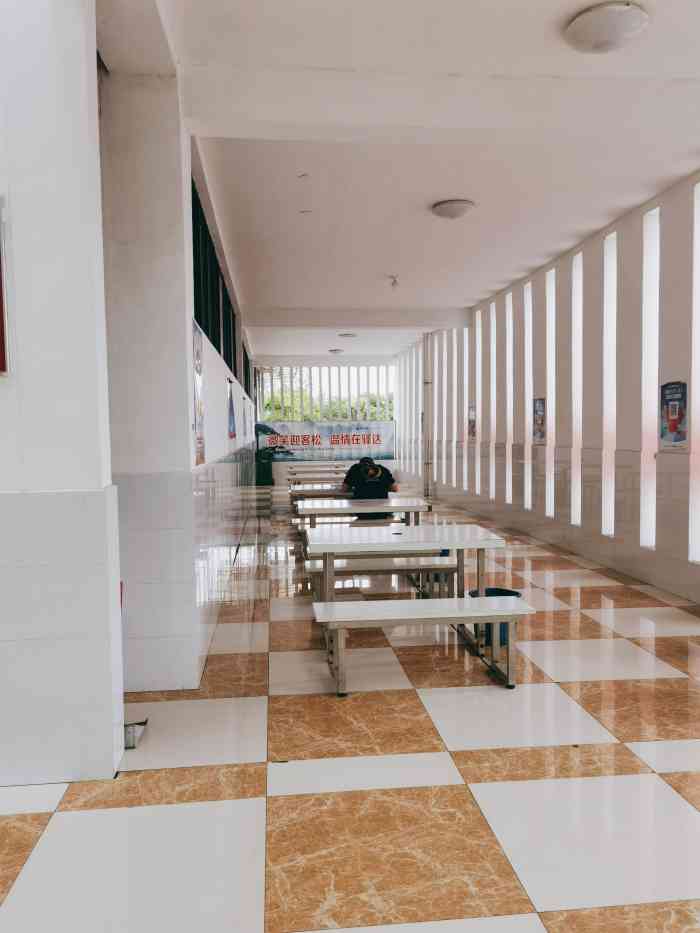 太白岛服务区-停车场-"回上海的路上经过的一个服务区,名字很有诗.