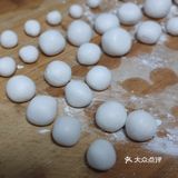 利用家里的糯米粉来做一个简单的小丸子吧！