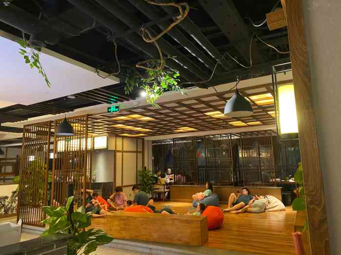 汤泰国际汗蒸温泉(园区店)-"[服务]进门换鞋,有人会帮你放置.女浴在.