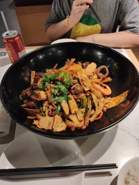 0 买的套餐,加了牛肉丸,香锅的口味适中,尤其牛仔骨得到女儿的好评.