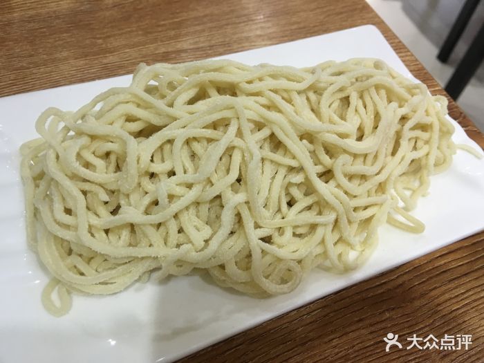 炭火铜锅手切鲜羊肉刀切面图片