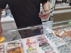 -美式眼镜·授权蔡司.依视路.尼康.豪雅.明月(人民广场店)