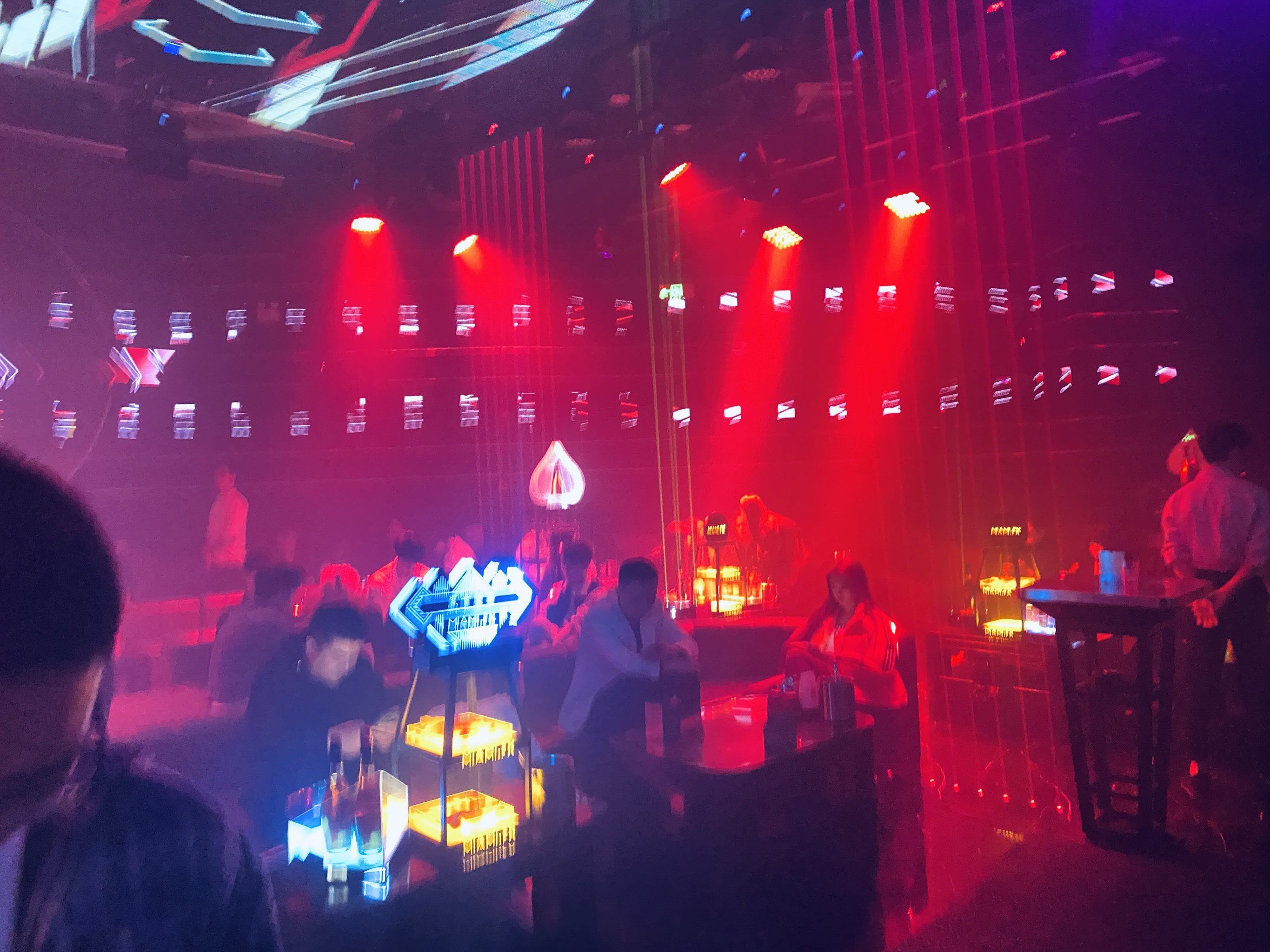 0元玩转这座城#大型蹦迪现场
异常喧嚣吵闹,灯红酒绿的酒吧
准确