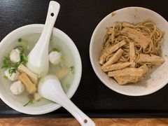 -松树干拌面店