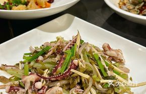 Snow Cabbage Stir-fried with Fresh Squid and Bamboo Shoots