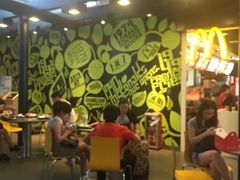 等位区-麦当劳(广州南站店)