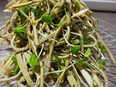 香椿苗拌豆腐丝-谢蟹浓·肉蟹煲(新奥店)