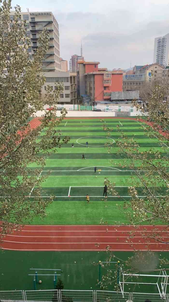 大连市沙河口区抚顺街小学-"抚顺街小学是坐落在兴工街大连牙科医生